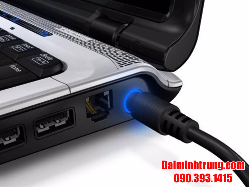 cam sac laptop lien tuc co sao khong